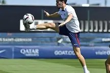 关于荷甲赛前再迎强敌，巴黎圣日耳曼再遭质疑，主帅态度——球迷炸锅，心理建设被强调的信息