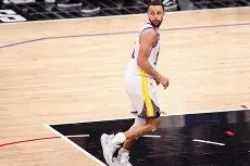 库里怒砍28分赛后山东泰山调整名单以备NBA季后赛，法兰克福扳平良机备战NBA总决赛看傻球迷的简单介绍